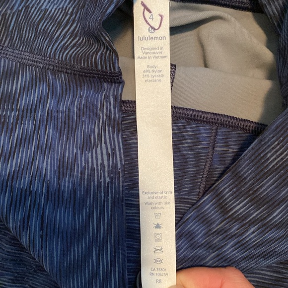 Lululemon size 4 dark Blue and black Patterned Leggings - Picture 2 of 8